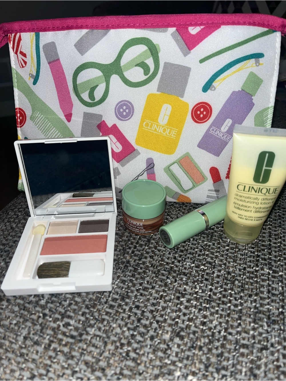New Clinique 4 Piece w/cute pouch